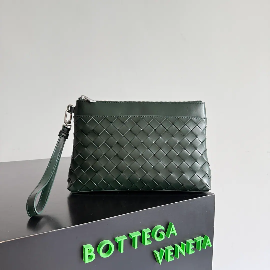 BOTTEGA VENETA 2024A new man.INTRECCIATOWeavingPRISMHandbag.BVWeavers' handbags., Persistence, Fashion is a simple atmosphere.. Increased daily ease of use with handlines, Medium Size, Bottom microwideth, The daily capacity is completely adequate., It's a handbag that can't be missed.. Crafts and crafts hand-woven, Low profile and luxury.. The skin of a cow with the top-riding skin., The capacity is super-maximum., With a stripable wristband., It's practical and light., You can go out to work with your hands full. Paragraph: 795712 Dimensions: 25*17*4cm