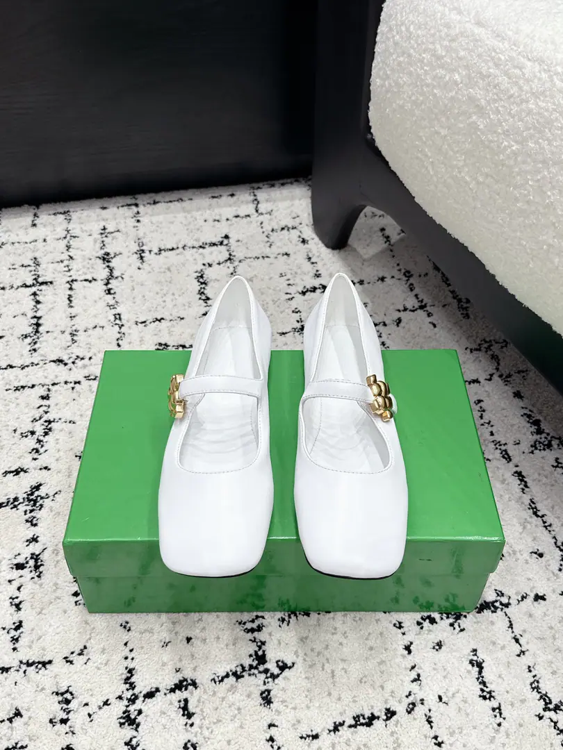 Bottega Venet*26/ The new spring and summer metal is tied to Mary Jane's shoes. One word with Mary Jane's classic., ♪ And the backs are firmly tied ♪, Walking and walking are not easy to slip down., And it's a balance between beauty and utility.. A shoe-type design for Asak., ♪ Sneak the legs ♪. ✔️Shoe.: Lamb skin. ✔️Uchi.: Lamb skin. ✔️Otsumi!: It's a real piece of shit. ✔️size: 35-42（40 41 42Custom without re-offer）