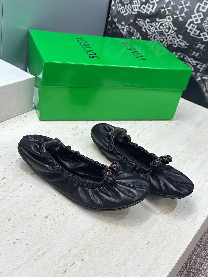 Plant prices Top Bottega Veneta The Fluttershy.2026Spring and summer, Mary Jane Ballet. BVLetterlogoA square head weaves dancing shoes. Material:I'm a mixed-skinned goat.+In the skin of the sheep.+Original modeling slides over base Size: Female size35-42(40.41.42Custom without re-offer）