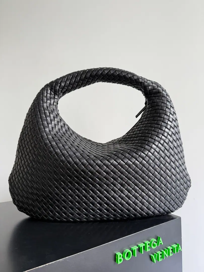 Bottega VenetaBig number.VenetaThe classic sundry bag reappears. It's been years since the classics returned., It's simple and round., Soft and tenaciously reinterpreted from the perspective of modern aesthetics., Hobo Blank loose expression, A random contour, It's not about the uniform or the leisure., You can squeeze it easily., It's a stylish feeling.～ Paragraph: 856739 Dimensions: 59*39*6cm