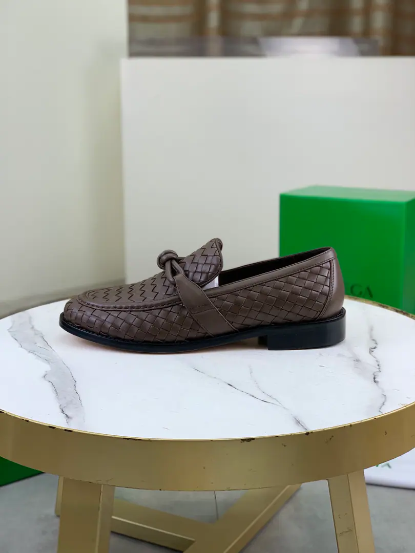 Plant prices Top Quality（That's a big line.）💎💎💎 BOTTEGA VENETAThe network is synchronizing the latest money. Top-level market top versionBVBusiness shoes, Accept material matching Shoes comparison Process Comparison It's practical and qualitative.·It's a lot of things., The more you look, the more you smell.. Pure hand-weaving process Shoe-faced material, Import original hand-weaved cattle skin Quality water in the inside. The original custom custom is a very big hand job. Size: Women35-39（34 40Do it.）Men39-44（38 45Do it.） OriginalBVGreen Box, Full package.