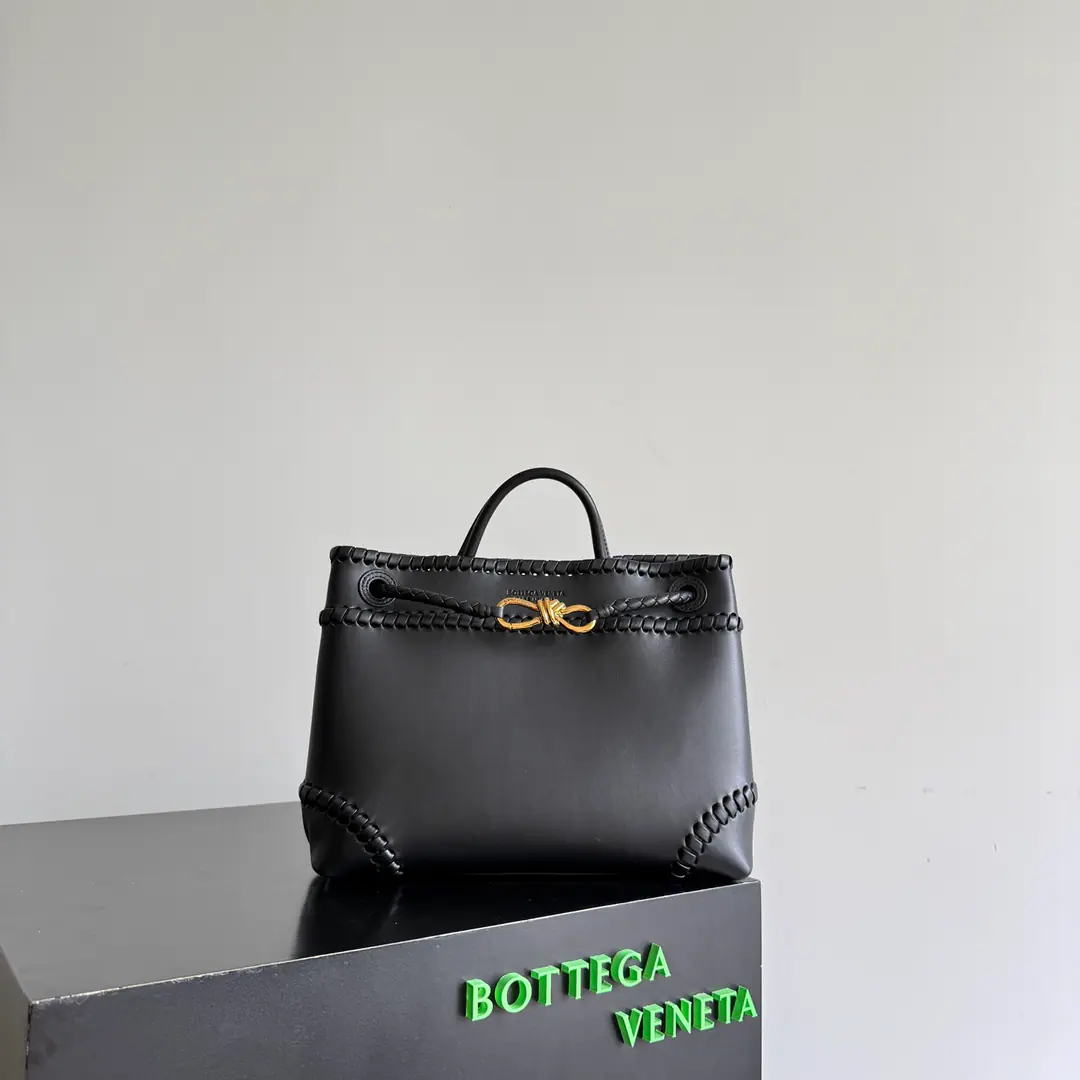 Bottega Veneta AndiamoThere's another new item in the series.🎉 It's made of smooth calf leather., Decoration with manual sewn details, Bringing time to the sense of separability. There's plenty of room inside., It's easy to put in.13Laptop computers and daily commuters. Weaving shoulder belts with slide-adjusted, Hands are so strong.Lady, Slash/Single shoulders switch to lazy leisure mode Paragraph: 867655 Dimensions: 32*25*11cm