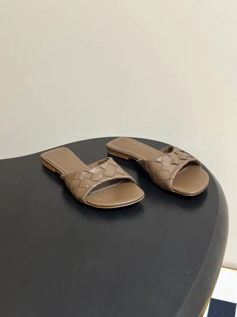 Top Quality BOTTEGA VENETA The Fluttershy. 2026Summer New Money BV LiviaMuller weaves sandals, squirts. ClassicIntrecciatoHand-weaving mythology, 12mmSoft and bottom height, ♪ Step on the loose ♪. The head is a very simple line., Low-saturated leather with a lot of gas.！Daily commute, It's all right for vacation., Low profile.logo, The quality is the best sign.！The beautiful fairy slippers are here.💥The money's gonna be tied up with Muller.！The delicate import is so soft and the skin is so strong.！Fine twisting decorations Jane is a very valuable man.！Low heels aren't tired., It's a steady walk.！Spring and summer just needed a single.！You can put on any dress., The pants are so emotional. The rich family is so full of slobber and slobber.！The Fluttershy. Bottega Veneta For every woman who walks around.. Shoe.: Customize weaves of cattle skin Inside, put your feet on the inside.: Bullskins. Shoes under the sole.: The Italian skin is a big thing. Codes: 35-39(40.41.42I'll make sure I don't change it.)