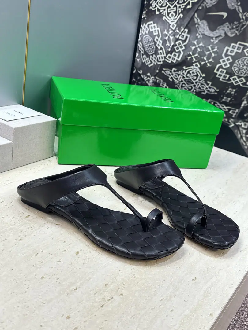 Plant prices Bottega Veneta The Fluttershy.2026Spring and summer weavers. BVLetterlogoA toe-toe slipper. Material:I'll import a cow's skin on my shoe./Import of metal cow skin+In the skin of the watered cow.+Italy is a big-ass country. Size: 35-42(40.41.42Custom without re-offer）