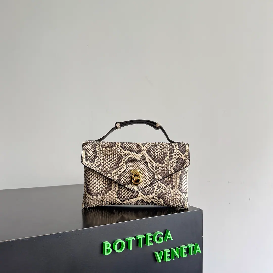 BOTTEGA VENETA New python skin.KNOT LOCKSlanting bag The rigid lines that subvert the traditional Tot bag., A silhouette of breath with a puncture leather., There are partitions and multiple cavities inside., It's a hundred-hour package that can be used on every occasion.. The details are so condensed., The color of the regenerative., The upper body is as elegant as the air., It's a commute or a street trip., It's easy. hold Stay.. Handheld and shoulder belts are both extremely practical backs.！The shoulder belt can be removed at the same time., It fits all the styles.~Whether it's a dinner party or not., Or is it a daily commute?, It's easy to ride., Be your machine.❤️ Paragraph: 817191 Dimensions: 25*16*5.5cm