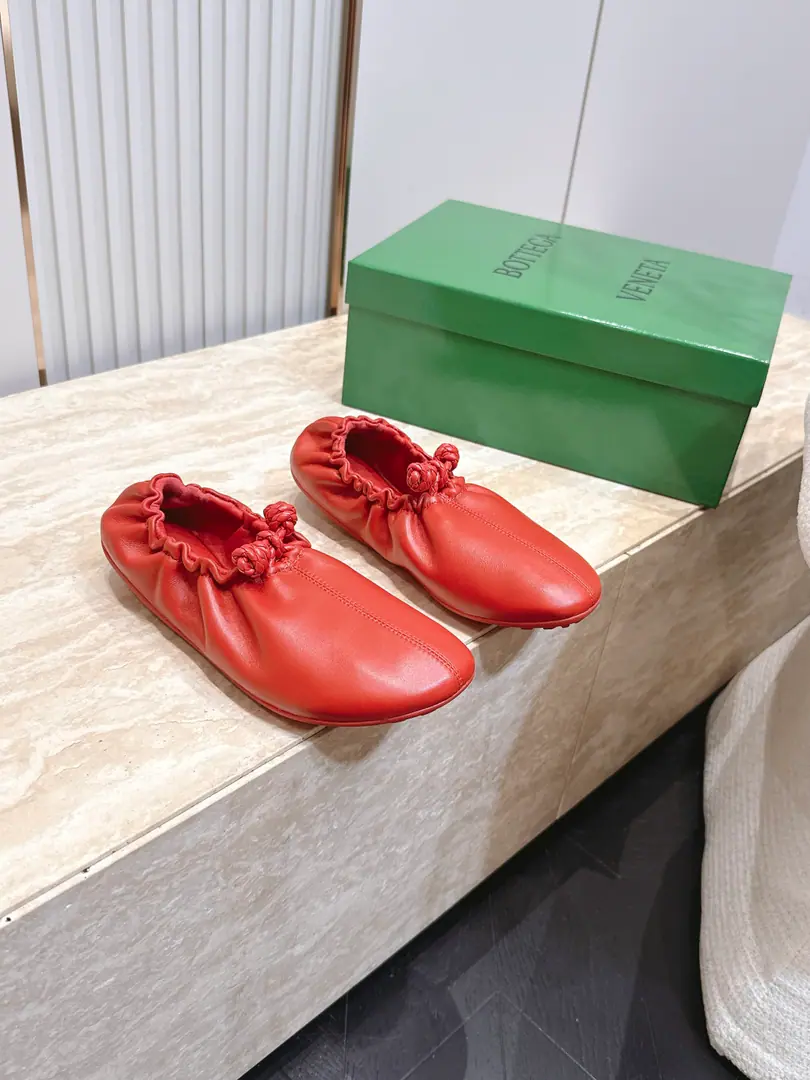 BOTTEGA VENETA BV26vsThe latest set of spring-roll shoes in the morning and autumn.……♪ Wrinkled and loosed ballet shoes ♪ The Jell-O are lucky., The Red Book is a big star.！The upper foot is so beautiful., Soft and soft is so good.. This shoe has a great sense of excellence.！You're a good-looking fairy. It's a fashionable and design-oriented thing. Especially high because there's a gel cushion on the sole of the shoe that won't be tired for a day., With a sense of quality and quality., Don't be a good match for the last class., Soft Water, Comfortable and leisure.…… ❶Fabulous.: Original customized sheep skin ❷Uchi.: Original customized sheep skin ❸Foot.: Original customized sheep skin ❹Otsumi!: Original Customized Rubber Bottom ❺He's tall.: 1.0cm ❻Packaging: Original package ❼Codes: 35-39（40.41.42.Custom without re-offer）