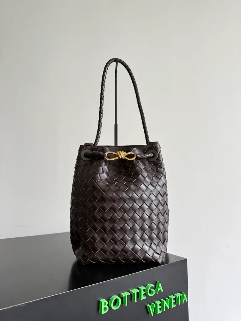 Bottega Veneta AndiamoWrote bucket bags, AdoptionIntrecciatoHand-weaving process, NappaPlum-skins., ♪ Soft and delicate ♪, Metal cord button design is simple and recognizable., It's a break and a decoration., Medium Capacity, I can handle my time off., Hands., Armor!, Slash multiple backs., It's practical and fashionable., Autumn with a sweater., ♪ Make a sense of the slobgy atmosphere ♪, Holy Paragraph: 855759 Dimensions: 18.5*30*11cm