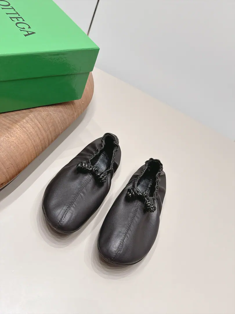 Get out of the factory.: 《Unique top version》 BOTTEG*A VENET*A26vsThe latest set of spring-roll shoes in the morning and autumn.…… 【Round head, wrinkled soles.】 The Jell-O are lucky., The Red Book is a big star.！- I'm so hot on my feet.！It's so beautiful.！This shoe has a great sense of excellence.！You're a good-looking fairy. It's a fashionable and design-oriented thing. Especially high because there's a gel cushion on the sole of the shoe that won't be tired for a day., With a sense of quality and quality., Don't be a good match for the last class., Soft Water, Take a rest.…… ❶Fabulous.: Original customized sheep skin ❷Uchi.: Original customized sheep skin ❸Foot.: Original customized sheep skin ❹Otsumi!: Original OpenTPUForm Bottom ❺Bottom: 1.0cm ❻Packaging: Original package ❼Codes: 35-39（40.41.42.Custom without re-offer） ☀Colours:Synchronise update of the network