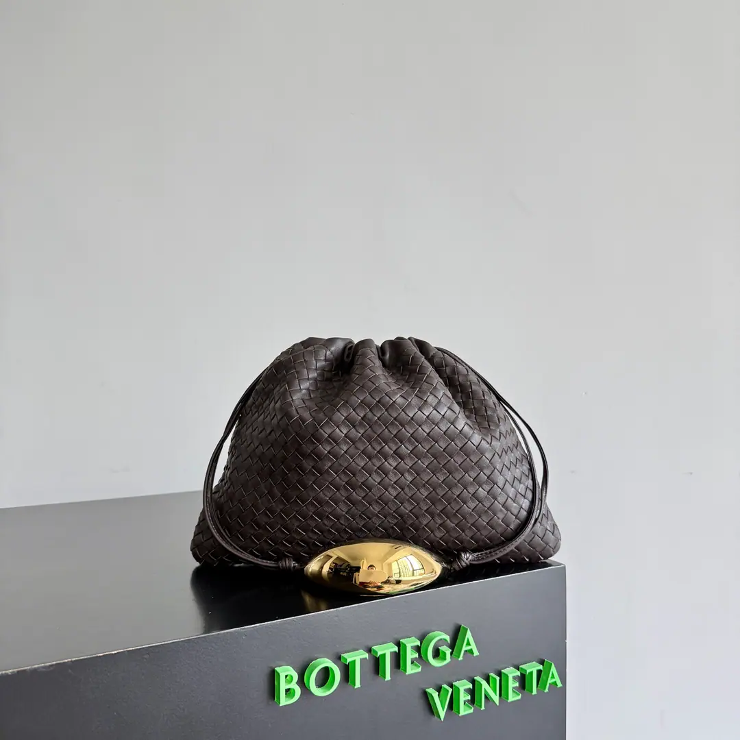 DustbagExact UpgradeBV Prefall 25 Dustbag Handle- The graceful show.💖 The perfect Italian craft mousse metal is a match.NappaLamb skin.0.75CentimetersIntrecciato Weaving, Perfect combination.～Makes the whole bag feel like a watch.！The insides are high-tech nylon material., Very light and dirty.. The capacity is not small.～Cell phones, Keys., Lipstick, Pizza., Sunscreen.…We can all load it.！It's simple and elegant., Whether it's a party or a regular trip., It's all very good taste.✨ Paragraph: 837087 Dimensions: 32*23*1cm