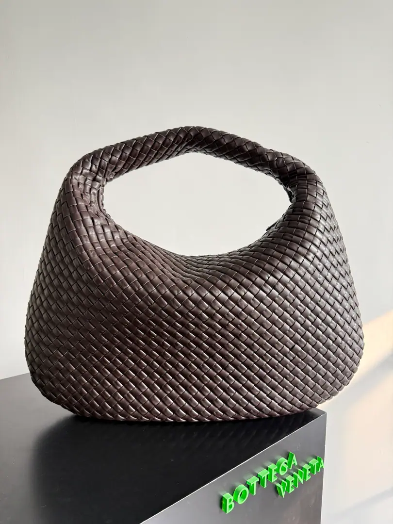 Bottega VenetaBig number.VenetaThe classic sundry bag reappears. It's been years since the classics returned., It's simple and round., Soft and tenaciously reinterpreted from the perspective of modern aesthetics., Hobo Blank loose expression, A random contour, It's not about the uniform or the leisure., You can squeeze it easily., It's a stylish feeling.～ Paragraph: 856739 Dimensions: 59*39*6cm
