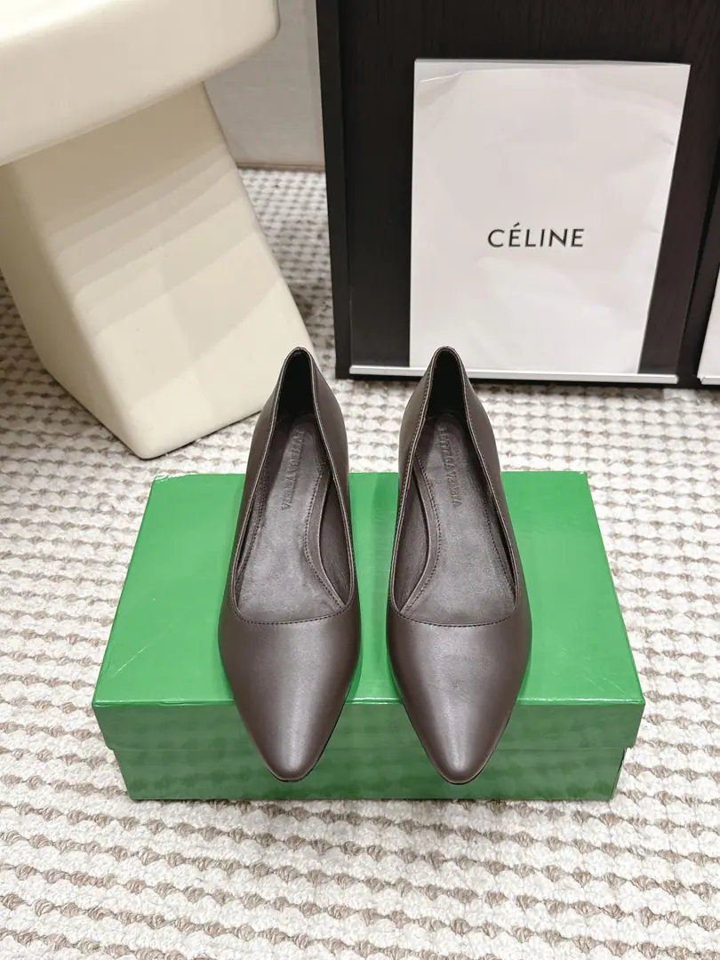 Requisition level Bottega Veneta26/ New paragraph Brief Cats and heels. A stale, stunned design., Perfectly modulated feet., The upper leg is a fine foot., Just pull the legs off., The air is full.. The very simple shoe line is not extra decorated., I'll put my high senses in my bones., Low profile and expensive., It's a totally professional attack.. It's easy to fit into all the styles., Whether it's a simple-looking suitor or not., Or a city-class Quality-Assorted beauty., These shoes are perfect for your taste.. I'm gonna close my eyes and get my hands on the money., - Morning., Just put it in your shoe cabinet.！ Shoe.: Lamb skin. Uchi.: Lamb skin. Otsumi!: Italy is a big-ass country. He's tall.: 4cm size: 35-42（40 41 42Custom without re-offer）