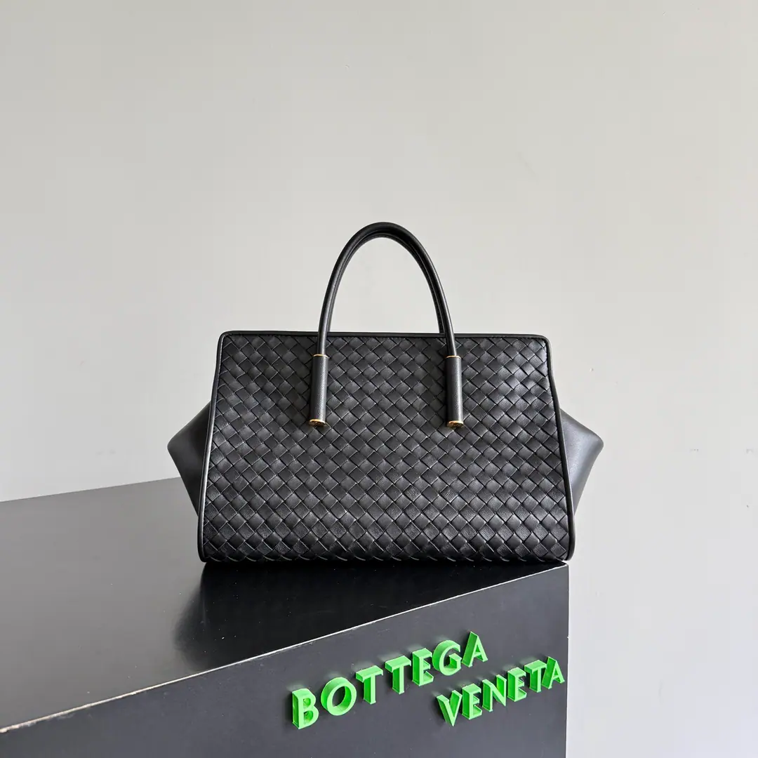 BV The little twilight of the Fluttershy.BarbaraComing!！Atmospheric rate Barbara👜♪ Roll out a lovely sister ♪👉Small Barbara, Shrink., There's no small space.！Building sense＋The handles., The line is sharp and soft and radians., Internal leather mirrors+Large capacity partition, Balancing the value of the color with the utility💯. The zipper's all right., Weaving is more of a seal.！Classic9x12Weaving with a cloudy little sheep's skin., Soft and luxuries., I'll just take it out and I'll have my taste.. Smaller sizes are more routine., I can fit in the usual stuff., You'll be out when you're easy to say., Self-respect., It's a good match., This year.BVA hot one.🤩 Paragraph: 875932 Dimensions: 30*20.5*18cm