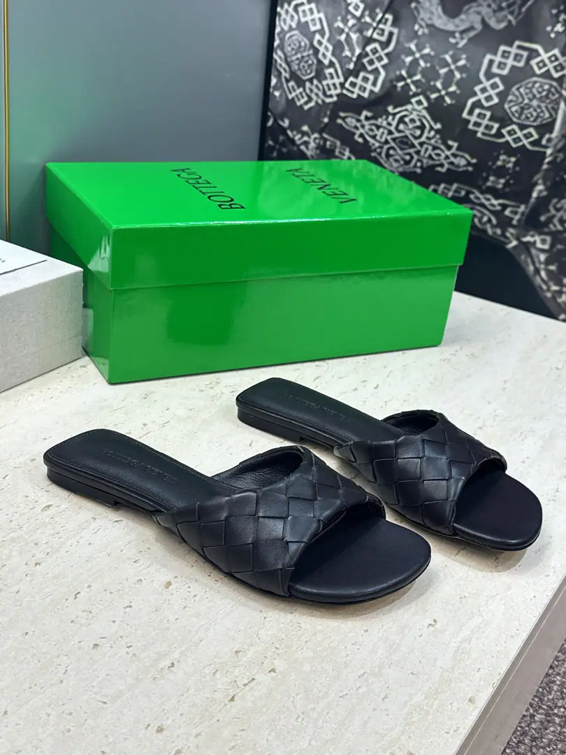 Plant prices Bottega Veneta The Fluttershy.2026Spring and summer weaver sandals. BVLetterlogoThe sandals on the bottom. Material:I'll import a cow's skin on my shoe./Import of metal cow skin+In the skin of the watered cow.+Italy is a big-ass country. Size: 35-42(40.41.42Custom without re-offer）