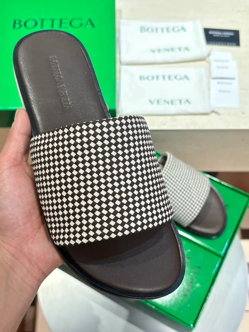 Top mass2026NewBvMan, that's a big slipper., It's a simple and fashionable design., Hand-made shoe-faced, The soles are light and comfortable., It's for routine or vacation.. Italian Craft, Details are fine., Brand ID low profile., Show high quality.✨. It's a combination of leisure and vacation., It's easy to get a look at., It's a summer one-on-one.！ size: 39-44（38.45.46Custom）