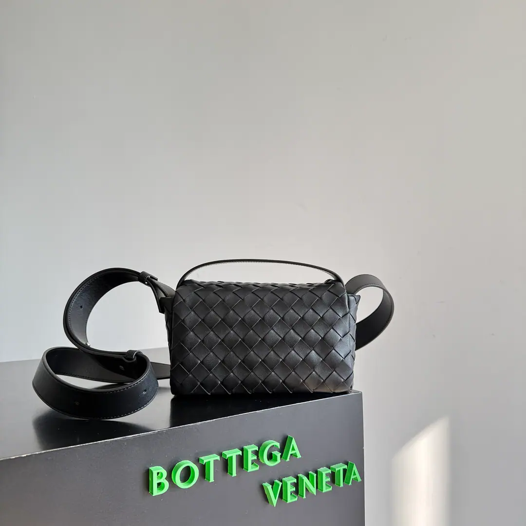 BV 26 The early spring new money. Intrecciato Mini Bag Full functional score！ The classic knitting process is a magic square., The line of square justice fills the mesmerized wind., Boys are so good-looking., Girls are so cool.～The skin of the cattle is resistant to the milling., The daily work is not in any way painful., SliplineNappaLittle sheep's skin., Feels so good.～With two shoulders., Short shoulder belts can be broken., Long shoulder band is fine., Handheld or slashed toggles super-flexible, The caps are designed to be steal-proof and sharp., Cell phones, Wallet., It can be loaded.. Daily commute, It's a good look for the way out.. Paragraph: 857931 Dimensions: 20*12*6.5cm