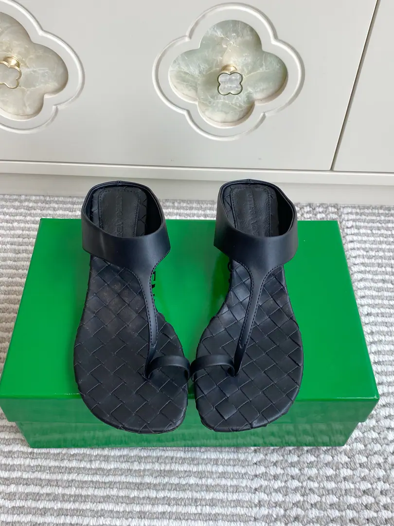 Batch 🐳BOTTEGA VENETA BV·Weavers with thick toes and sandals. MarkerIntrecciatoWeaving and shoe-beds., ♪ And the taste of the body fell ♪ TA toe-type.+No hindsight., It's a simple thing., ♪ On the upper foot, thin foot ♪ Round column thick and thick, Highly friendly, I'm not stressed out. Slippery leather., High-end colored. Import of sheep skin/It's a real piece of shit. He's tall.: 4cm size: 35-39（40.41.42Do it.）
