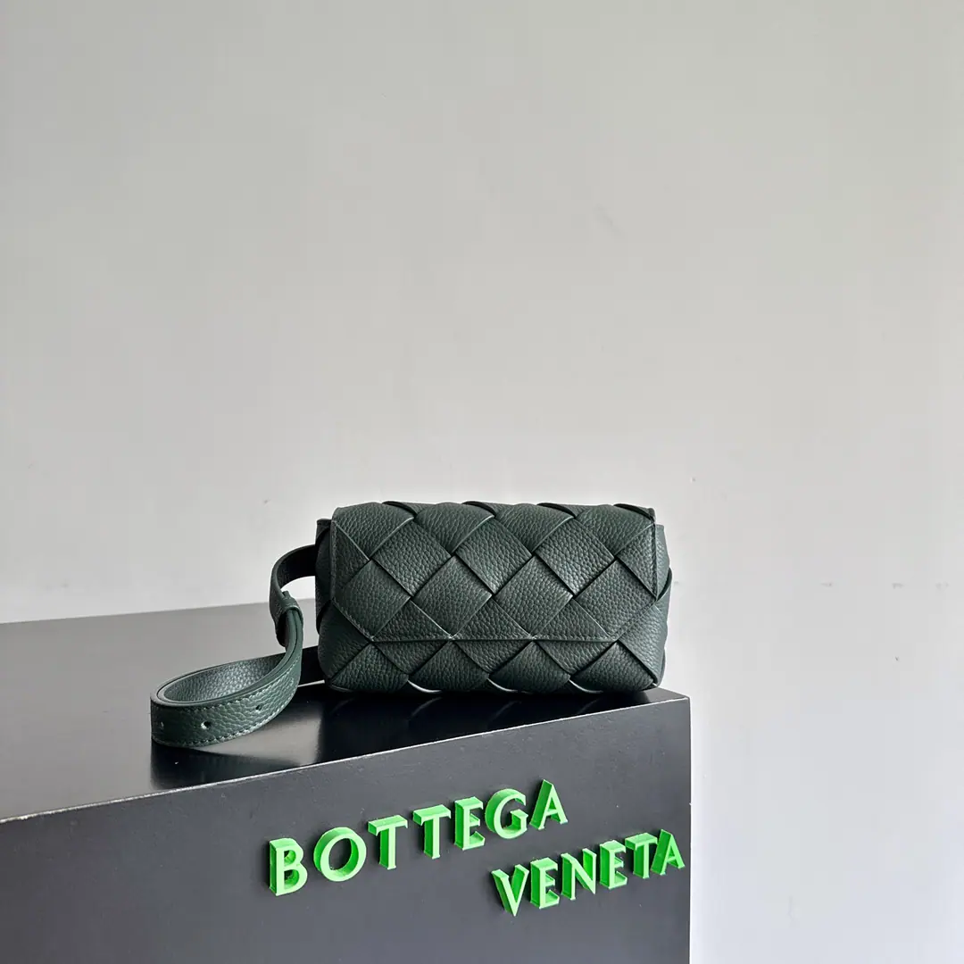 Bottega Veneta LatestDiago, Use of packagesTaurillonSkin of a calf with a branch., Very durable.. With a regressable shoulder belt., You can make a bra and a bag and a bag.～Magnetic suction, Easy and fast.. There's an open pocket inside., It's easy to accept.. I can put my phone down if I'm small., It's a classic design., It's a day-to-day trip., It's a practical, lovely one-on-one.. Paragraph: 805773 Dimensions: 19*10*5cm
