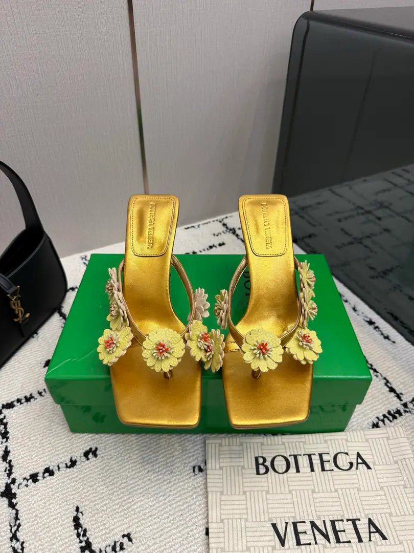 Top-level high-end version Repurchase Quality BottegaVeneta2026ssShoes.. BVThe money's a big deal., ins&Little Red Books are super-hot.！The upper foot is so sexy.！It's so beautiful.！There's a reason to get a fashion wind., The comfort of being trapped. It's not heavy, it's not tired., Original custom fabric Compare market top version. This big knitting shoe is so sophisticated.！You're a good-looking, fairy. It's a fashionable and design-oriented thing. And they're all very, very well worn., Especially with a skating tape cushion on the bottom of his heels., It's practical and qualitative., It's a good job for a working family.💃🏻 Comfortable design with inner courage. It's a great design. One of them is a personality. The tide of the monolith. Use Italian skin. Bio-plastic process Slippery comfort. He's tall.: 5cmand9cm Codes:35-39（34.40.41.42.43Do it., No, no, no, no, no.） Packaging: Top-level high-end package