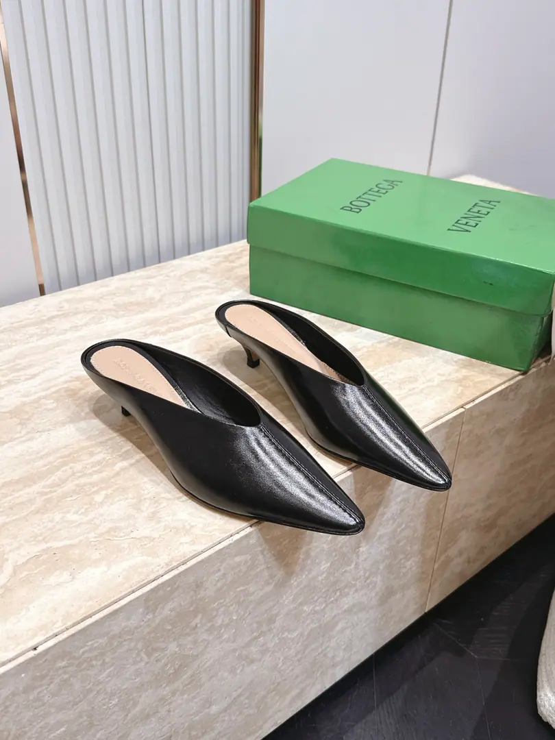 BOTTEGA VENETA26vsThe latest set of spring-roll shoes in the morning and autumn.…… BVPointy cat and half-slip shoes. The tip and the feet are so sexy.！It's so beautiful.！This shoe has a great sense of excellence.！You're a good-looking fairy. It's a fashionable and design-oriented thing. Especially high because there's a gel cushion on the sole of the shoe that won't be tired for a day., With a sense of quality and quality., Don't be a good match for the last class., Soft Water, Take a rest.…… ❶Fabulous.: Original customized sheep skin ❷Uchi.: Original customized sheep skin ❸Foot.: Original customized sheep skin ❹Otsumi!: Original custom customized for real leather ❺He's tall.: 4cm ❻Packaging: Original package ❼Codes: 35-39（40.41.42.Custom without re-offer）