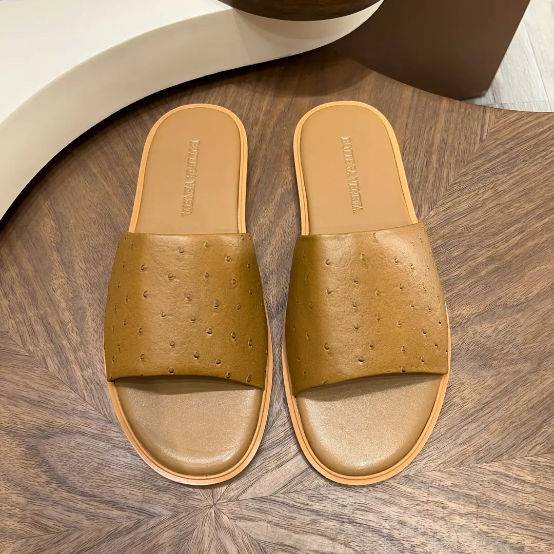 🔥 BVA lightly and lightly man drags a tow. BOTTEGA VENETASame quality., Select Ostrich Skins, It's delicate, sophisticated and dutiful. A simple word for broadband design, Nice and impressive., Low profile luxury. Base level slides down., The shock is comfortable., I'm not tired of walking. ✅ 39–44Code 38/45/46Customable ✅ Black/Brown./Ash/CHOI Ching4Colour Optional Summer with shorts., The spare pants are so beautiful., The Luxury Party closed its eyes.！