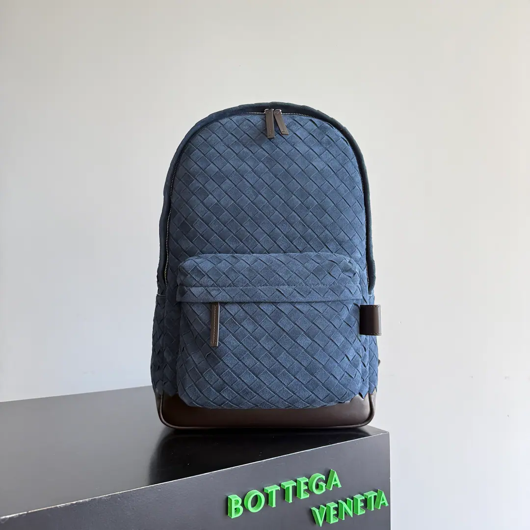 BOTTEGA VENETA New paragraph Intrecciato Weaving two shoulder bags, ♪ To keep the brand of classics ♪💼 Unique knitting process, ♪ Combine soft velvet with hard light ♪, It's a visual and tactile contrast., It's a little younger and more stylish than a pure weaving.. A simple look, but a high-level recognition., Large-capacity space for office commuters, We can load the files., Digital equipment, It can hold the daily things.. Autumn with a windcoat., A sweater or a knitting suit., It's a warm, high-class recollection.✨. Paragraph: 828117（730732） Dimensions: 30*46*14cm