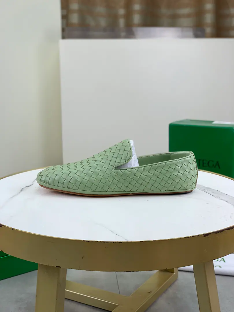 Plant prices Top Quality（That's a big line.）💎💎💎 BOTTEGA VENETAThe network is synchronizing the latest money. Top-level market top versionBVBusiness shoes, Accept material matching Shoes comparison Process Comparison It's practical and qualitative.·It's a lot of things., The more you look, the more you smell.. Pure hand-weaving process Shoe-faced material, Import original hand-weaved cattle skin Quality water in the interior to dye the skin of the sheep The original custom custom is a very big hand job. Size: Women35-39（34 40Do it.）Men39-44（38 45Do it.） OriginalBVGreen Box, Full package.