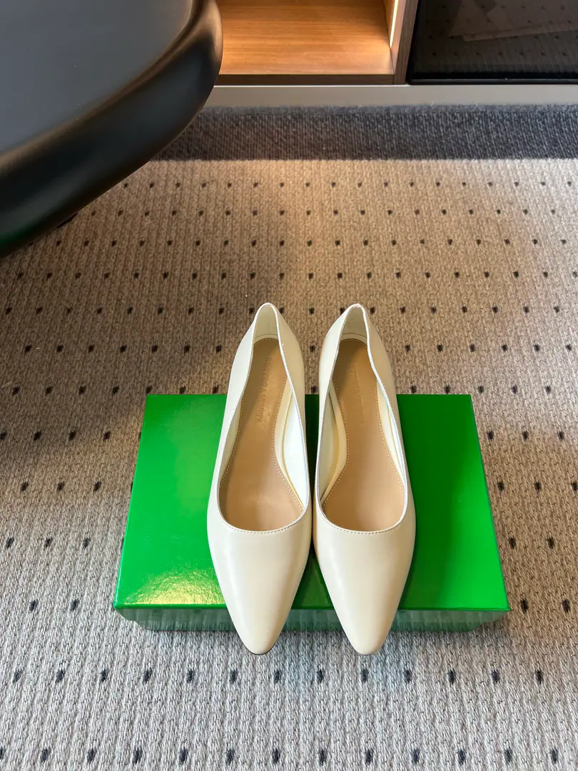 Top Quality Bottega Venet*BVThe new summer is very simple and lean, and low heels. A good commuting atmosphere., The sharp, sharp, smooth shoes., The colorless face is clean and undisguised.. It's a dreary suit suit., Pants., Half-clothed., Working time, Business talks, It's a good match for a little date., To build a graceful dress.. The field of restraint is just in demand., Low saturation colours fit with various types of dress, Exceeding design never out of date, The atmosphere and daily reality.. Shoe.: Bullskins. Uchi.: Bullskins. Otsumi!: The Italian skin is a big shot. size: 35-41Code（40, 41Code custom is not to be changed） He's tall.: 4cm