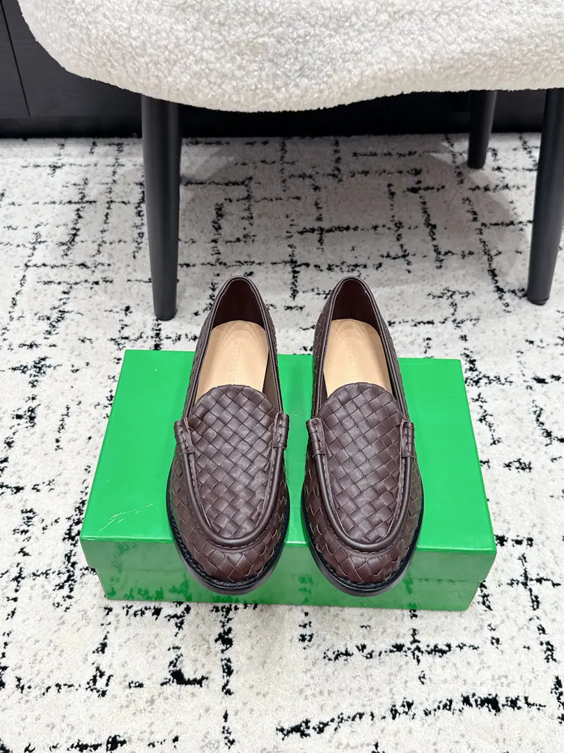 Bottega Venet* 26/ ♪ The early spring ♪ ♪ Weaving the head and the shoes ♪ BVWeaving head single shoes, The stylish sister's shoe cabinet just needs it.！Classic knitting process with a sense of excellence., The design is old and thin., Softly, softly, softly, with a good foot., You've been wearing it long enough., The commuter party is ecstatic., Multi-Currently Optional: Milky white./Wine./Dark Brown/Black/Gwang-jin., It fits all the suit.. You're dressed up nice at work., Every day, you wear a casual fashion., A pair of them'll take care of the commute., Date, Day, Close your eyes and don't step on the thunder.！ ✔️Fabulous.: Special Materials Handweaving ✔️Uchi.: Lamb skin. ✔️Otsumi!: That's a big one. ✔️size: 35-42（40 41 42Custom without re-offer）