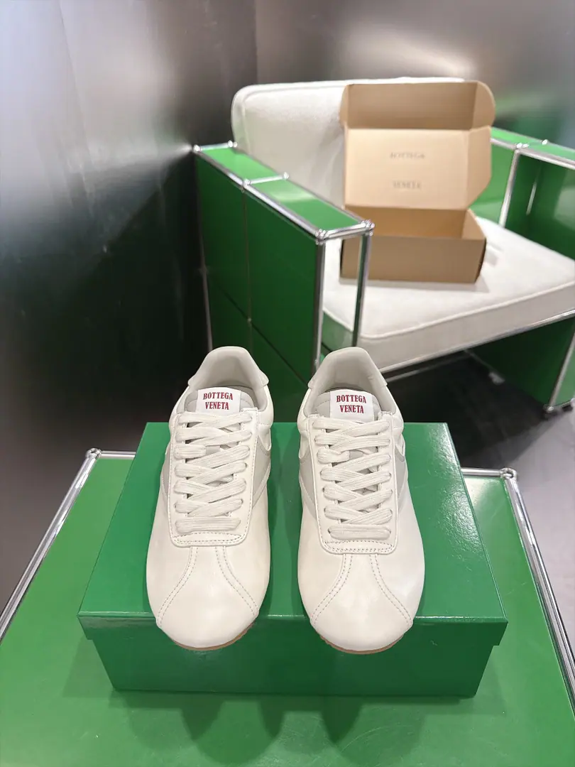 （k )Bottega Veneta2026ssLatestIVULCANA series of leisure sports shoes.‼️ BV summerDirector of CreativeMatthieu BlazySame show., The head-deeped swipe of shoes.＋BVRule small round head design, Really, don't be too design-minded., Simplified design, We can wear it all seasons.！The feet are comfortable.💘 ✔Fabulous.: Import head-decked cow skin ✔Uchi.: Import of sheep skin ✔Shoes under the sole.: Original version to open ✔Codes: 35-40 （40Make a no-refund order.）