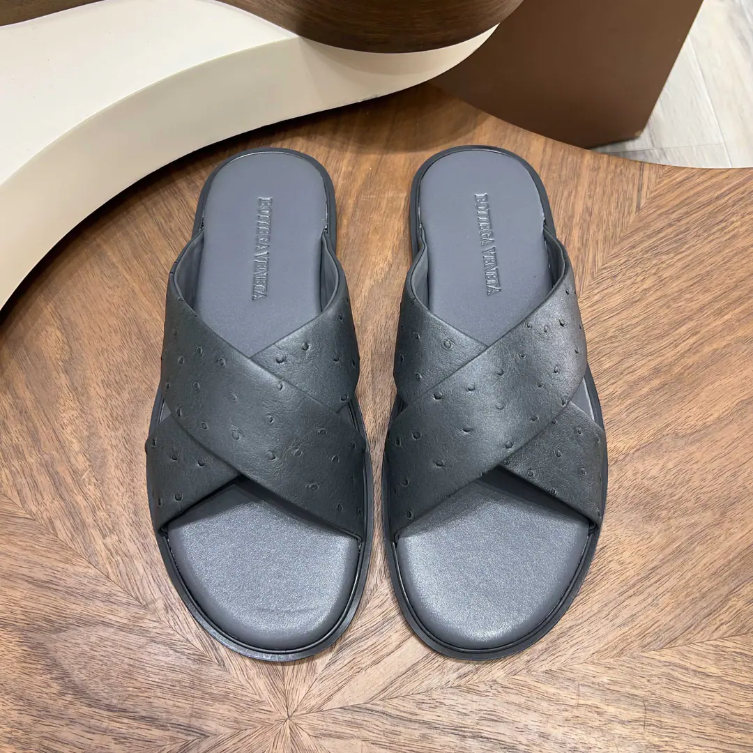 🔥 BVA lightly and lightly man drags a tow. BOTTEGA VENETASame quality., Select Ostrich Skins, It's delicate, sophisticated and dutiful. A simple word for broadband design, Nice and impressive., Low profile luxury. Base level slides down., The shock is comfortable., I'm not tired of walking. ✅ 39–44Code 38/45/46Customable ✅ Black/Brown./Ash/CHOI Ching4Colour Optional Summer with shorts., The spare pants are so beautiful., The Luxury Party closed its eyes.！