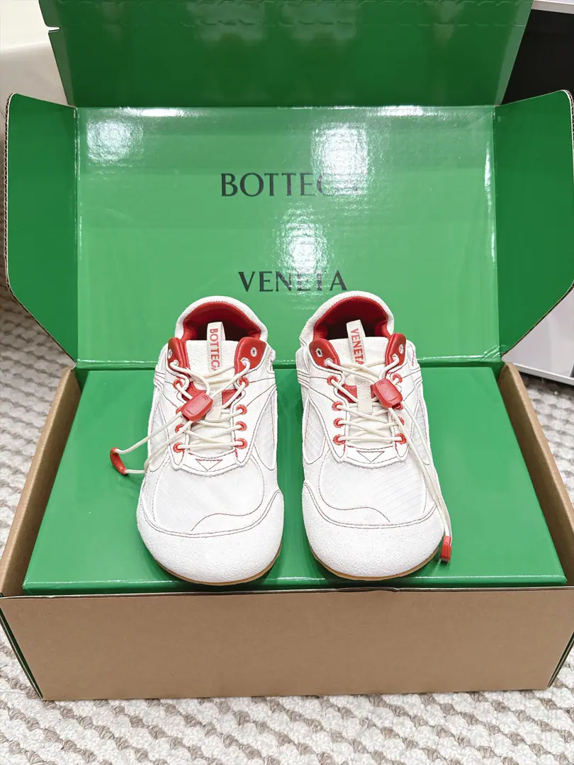 Requisition level #Couple money. BV 26/LatestOrbit FlashSeries Couple money. Leisure shoes. Bottega Veneta The Fluttershy.BVLatestOrbit FlashSeries Couple money. Retro. Network Leisure Sports shoes Run! Dad's shoes. Original procurement development Make the goods. Bottega Veneta By 90The ancient style of freedom and follow-through., Launch a new neutral sneakers. Orbit Series While keeping the rest comfortable, A fine sculpture of a model design., The selection net-covering feed echoes brand brand brand branding.Intreccio Weaving elements, And I'm gonna use it to get a light foot.. And with the fine design of the foreword, bring a new act., In the collision of functions with contour, honor the personality., To create a style that is never out of date.. Developments”Yes.Matthieu Blazy One of the most important design concepts.. While wearing comfort., And you can finely modulate the foot line., You can be free to mix pants or skirts., ♪ Take a great deal of day-to-day style ♪ Fabulous.: Original customized imports of cattle skin+Network Uchi.: Import into the air network.+Lamb skin.l Shoes under the sole.: Original Open Model Slide-InTPUMaterial Bottom: 3CM Size: Female35-40 / Men39-45