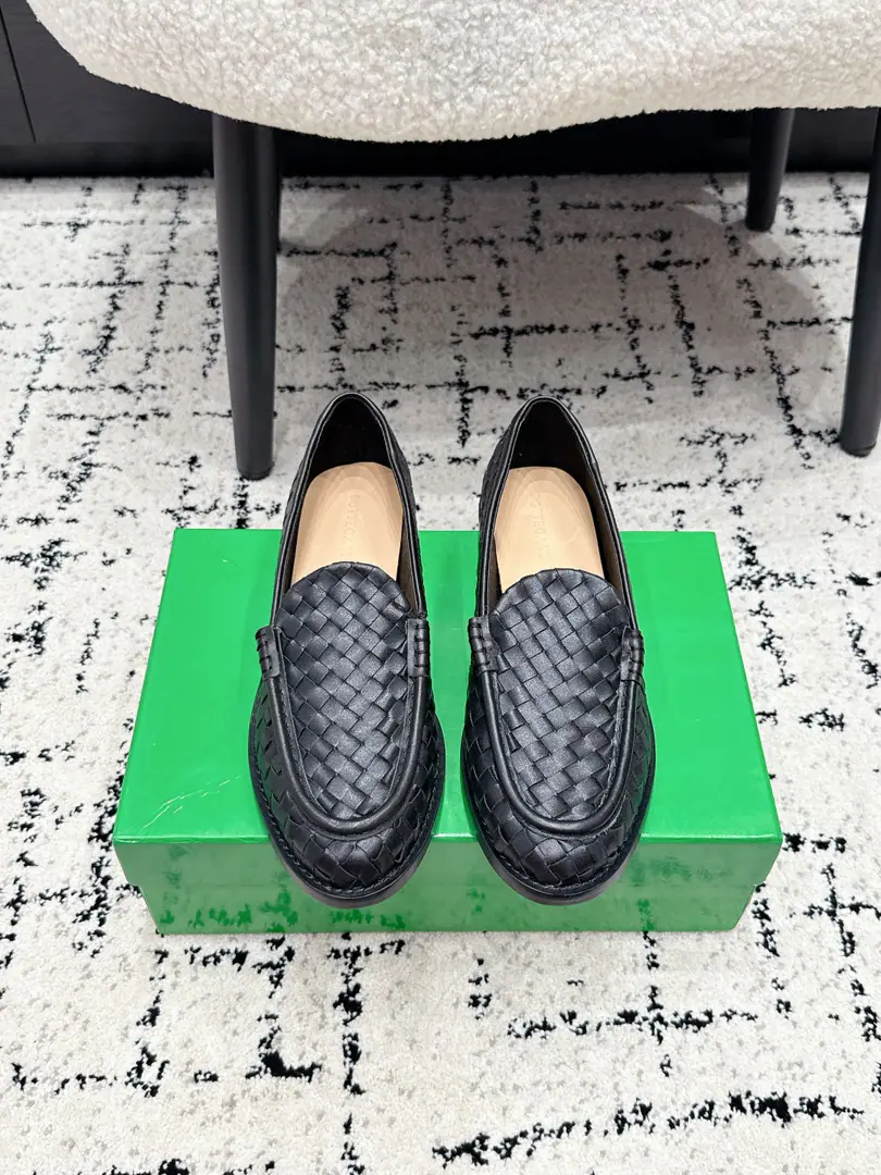 Bottega Venet* 26/ ♪ The early spring ♪ ♪ Weaving the head and the shoes ♪ BVWeaving head single shoes, The stylish sister's shoe cabinet just needs it.！Classic knitting process with a sense of excellence., The design is old and thin., Softly, softly, softly, with a good foot., You've been wearing it long enough., The commuter party is ecstatic., Multi-Currently Optional: Milky white./Wine./Dark Brown/Black/Gwang-jin., It fits all the suit.. You're dressed up nice at work., Every day, you wear a casual fashion., A pair of them'll take care of the commute., Date, Day, Close your eyes and don't step on the thunder.！ ✔️Fabulous.: Special Materials Handweaving ✔️Uchi.: Lamb skin. ✔️Otsumi!: That's a big one. ✔️size: 35-42（40 41 42Custom without re-offer）