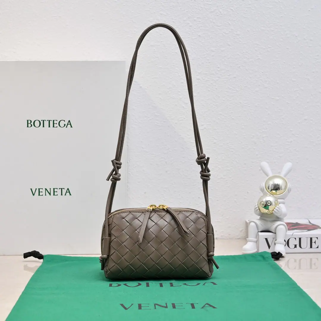 #BvNew paragraph Concert pouch I've seen the best mini-bots that can be used. 🎈 It's classic. lntrecciatoWeaver process✅ With a cortex with a double-head zipper., Open your mouth. Easy to release, Slip free modem length at the shoulder belt knot, i.e.🉑️Slash/Armor! You can be a handbag again. Little body. It's a big capacity. That's a good one.！The key is still on the table.！Come on.@Sisters come in this little, beautiful little bag. 👍 Model: 4258 Dimensions: 18.5*11.5*8.5