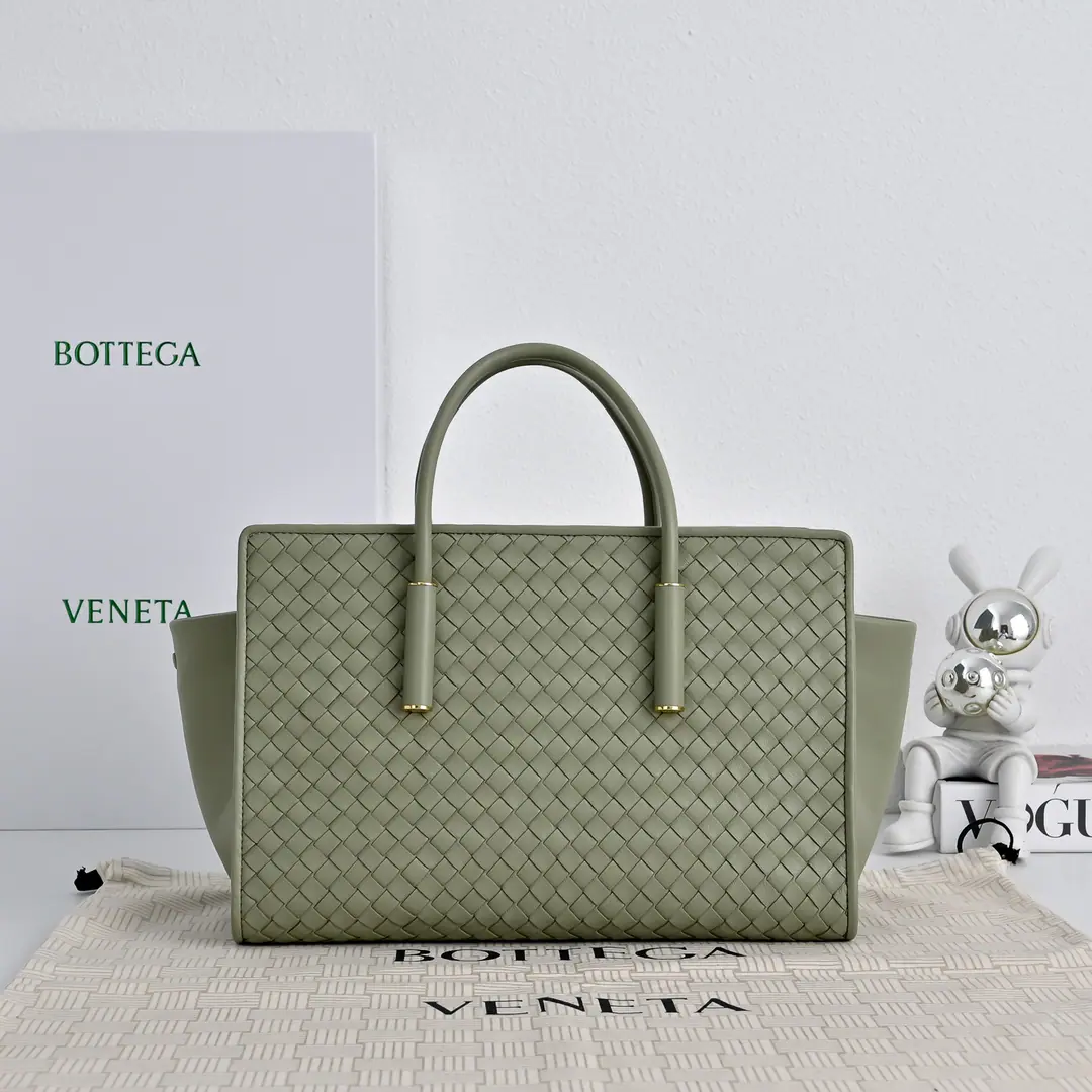 BV The little twilight of the Fluttershy.BarbaraComing!！Atmospheric rate Barbara👜♪ Roll out a lovely sister ♪👉Small Barbara, Shrink., There's no small space.！Building sense＋The handles., The line is sharp and soft and radians., Internal leather mirrors+Large capacity partition, Balancing the value of the color with the utility💯. The zipper's all right., Weaving is more of a seal.！Classic9x12Weaving with a cloudy little sheep's skin., Soft and luxuries., I'll just take it out and I'll have my taste.. Smaller sizes are more routine., I can fit in the usual stuff., You'll be out when you're easy to say., Self-respect., It's a good match., This year.BVA hot one.🤩 Paragraph: 5932 Dimensions: 30*20.5*18cm