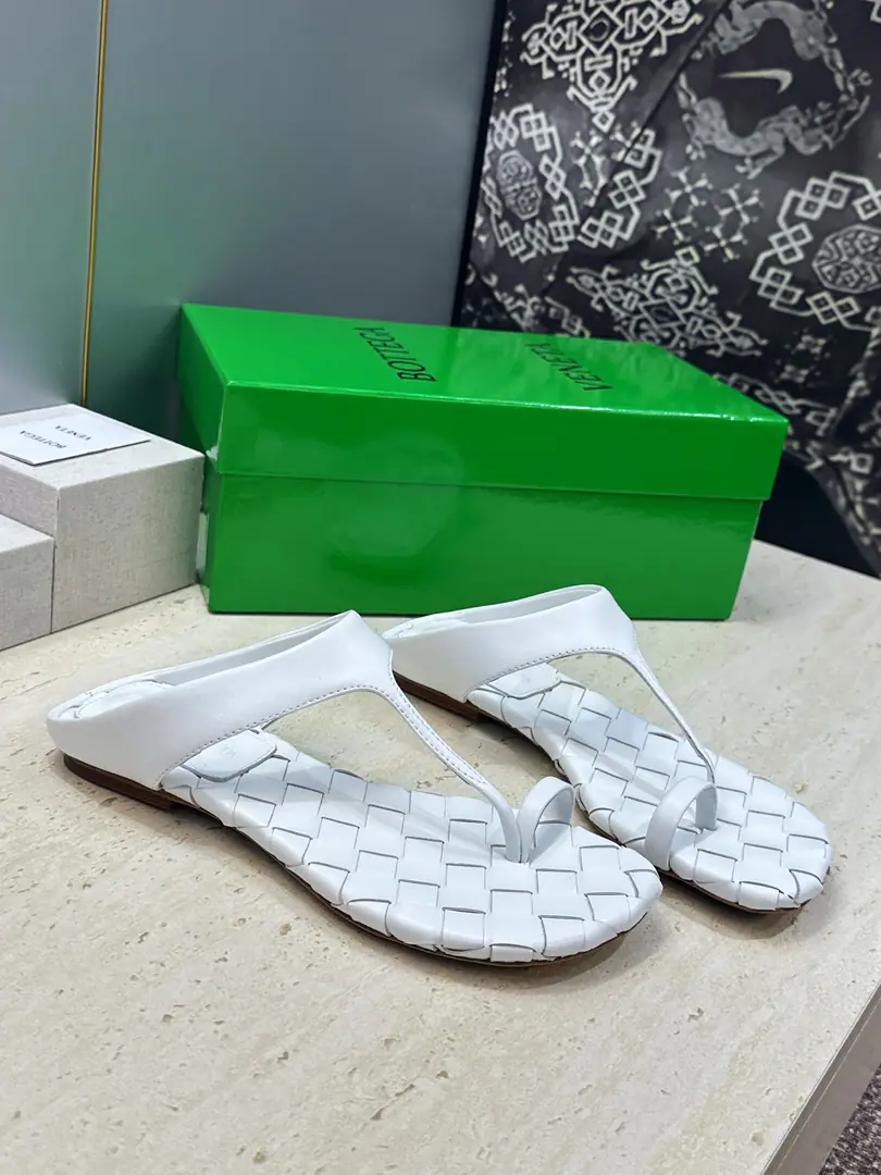 Plant prices Bottega Veneta The Fluttershy.2026Spring and summer weavers. BVLetterlogoA toe-toe slipper. Material:I'll import a cow's skin on my shoe./Import of metal cow skin+In the skin of the watered cow.+Italy is a big-ass country. Size: 35-42(40.41.42Custom without re-offer）