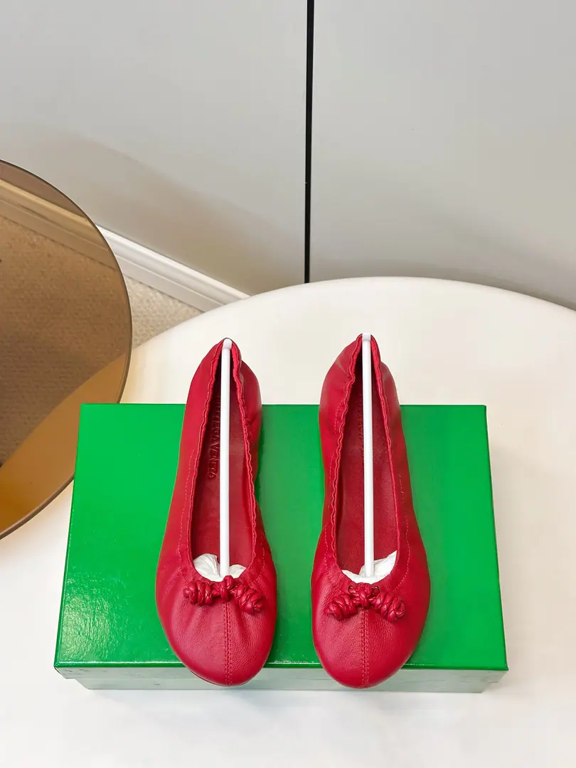 BOTTEGA VENETA ｜BV Fantasmina- Ballet shoes. Fantasmina Ballet shoes are inspired by dance beauty. Use Spanish lamb skin., ♪ Touches soft and smooth ♪. Hand-wounded ropes and shoelaces, Become a special visual light.. Unique stocking suites are fit-for-foot, The rubber soles are pelletsed with granular threads., Walk soft and smooth.. Soft and fashionable dress and trousers, I'm going to work or take a short trip., ♪ And it's easy to create a gentle and relaxed atmosphere ♪. Codes35-40（40.41.42Make a reservation.）