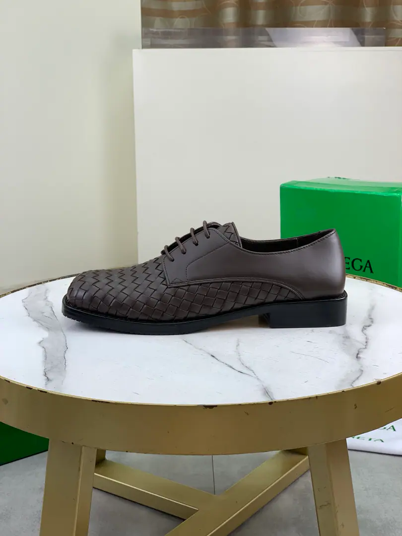 Plant prices Top Quality（That's a big line.）💎💎💎 BOTTEGA VENETAThe network is synchronizing the latest money. Top-level market top versionBVBusiness shoes, Accept material matching Shoes comparison Process Comparison It's practical and qualitative.·It's a lot of things., The more you look, the more you smell.. Pure hand-weaving process Shoe-faced material, Import original hand-weaved cattle skin Quality water in the inside. The original custom custom is a very big hand job. Size: Women35-39（34 40Do it.）Men39-44（38 45Do it.） OriginalBVGreen Box, Full package.