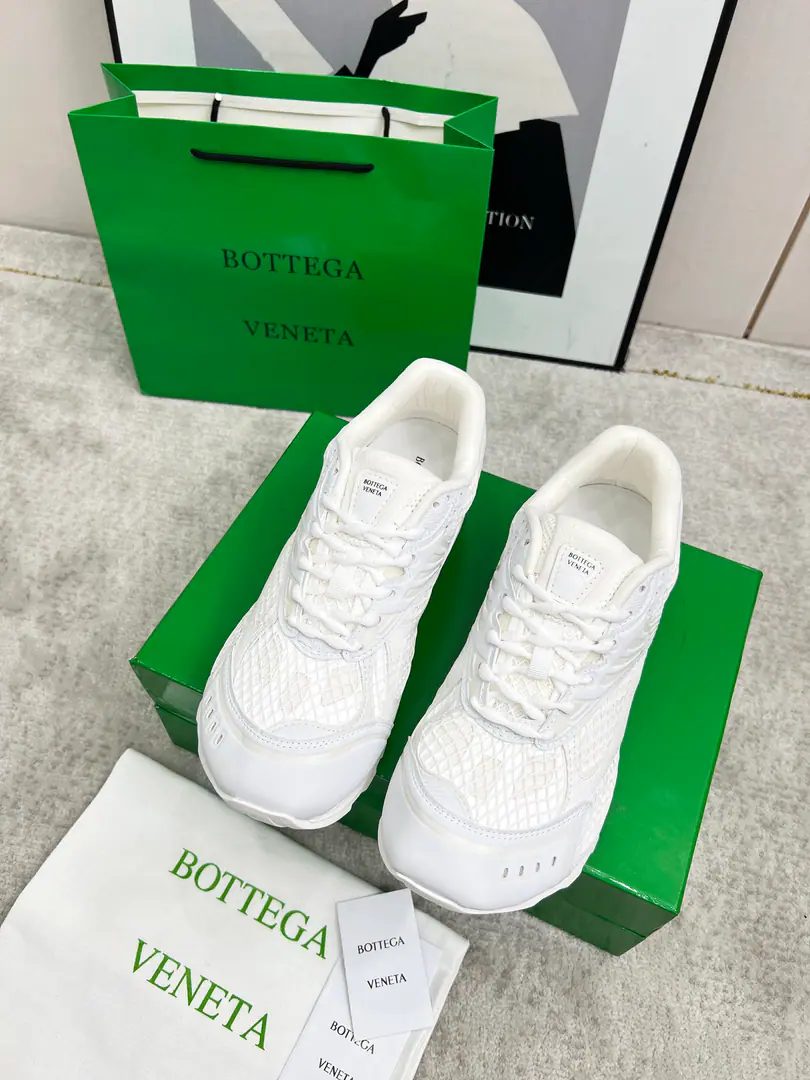 Get out of the factory. Top Version（Couple money.） Bottega VenetaThe Fluttershy's Four Seasons Show.BV OrbitSports shoes Wang Yi Bo Same paragraph Lovers' leisure shoes, dad's shoes.！RunnerSports shoes！Original procurement development！ Use of original light-technology web-based fabrics, Original unamended！Process complex！ Design rubber for the outside with geometric patterns The King's Bomb Series. High Version It's actually a lot higher., Still the same little legs. Very.nice. - You're a man of play., Matching Packed shoe process Admit High Version The original version of the Big Bottom is unique., Select ScrewTPUOtsumi!, The material weight is identical.！ Size:#Women35-41 （40 41Custom without re-offer） Men39-45(45Code custom is not to be changed)