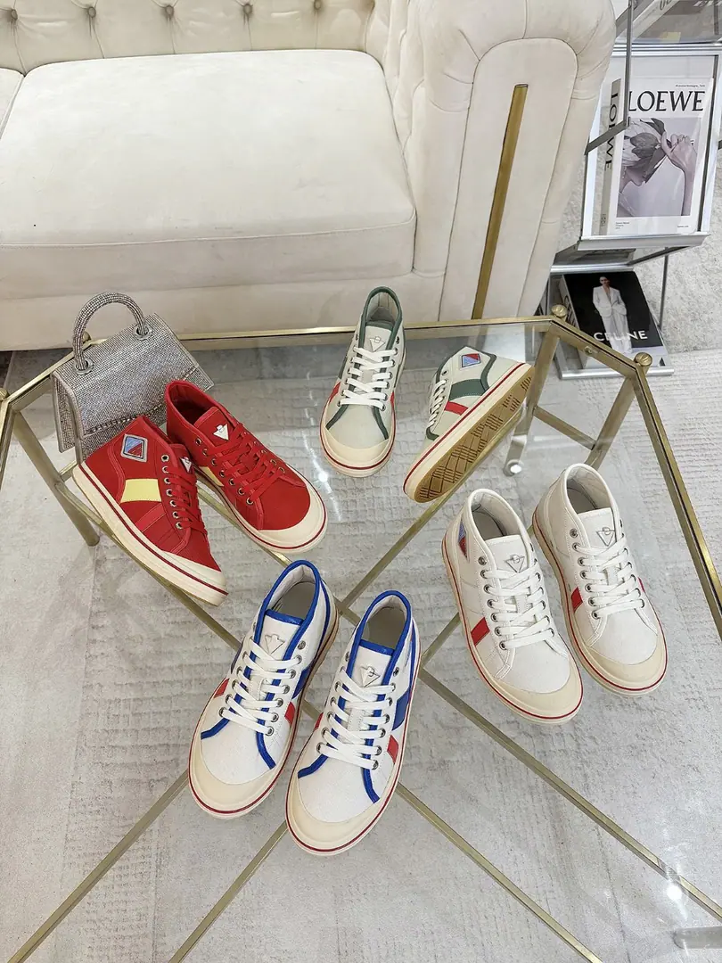 Minoru.🎤 🎤BOTTE VENE BV25ss The new one.EliotThe word "gossip Girl" is "gossip Girl."! BVIt's brand new. Eliot I was thinking of using the ancient basketball shoes., Childish. ♪ The color of youth is all ♪!Same paragraph for men and women, You can wear them as couple shoes. The whole shoe is airy., The canvas is a little self-regarded., Shoes gang and a collage of soft and luxurious sheep skins in a package. The red line on each shoe is hand-made., More taste and attitude.! Size: #Women35-40 Men38-44