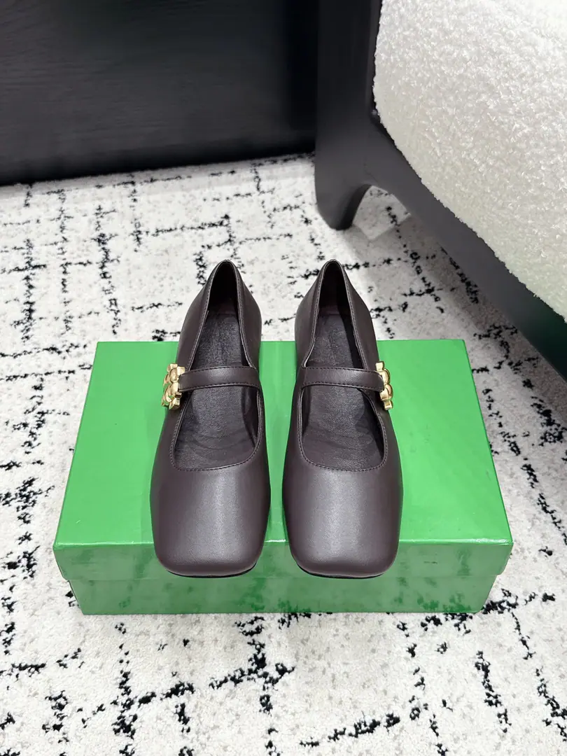 Bottega Venet*26/ The new spring and summer metal is tied to Mary Jane's shoes. One word with Mary Jane's classic., ♪ And the backs are firmly tied ♪, Walking and walking are not easy to slip down., And it's a balance between beauty and utility.. A shoe-type design for Asak., ♪ Sneak the legs ♪. ✔️Shoe.: Lamb skin. ✔️Uchi.: Lamb skin. ✔️Otsumi!: It's a real piece of shit. ✔️size: 35-42（40 41 42Custom without re-offer）
