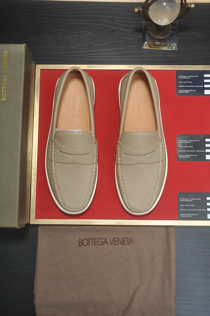 Get out of the factory. 【Botteg Venetta(BV)】（In the whole cow's skin.）New exclusive. New money for the network. Top-of-shoe calf skin made above the shoe surface A delicate touch. The quality of luxury. For men's delicate weights. It's a noble place to be. A carefully designed Mark hand-made stitch. Fluid Lines Inside the whole cow. Sweatwash comfort. 38-44