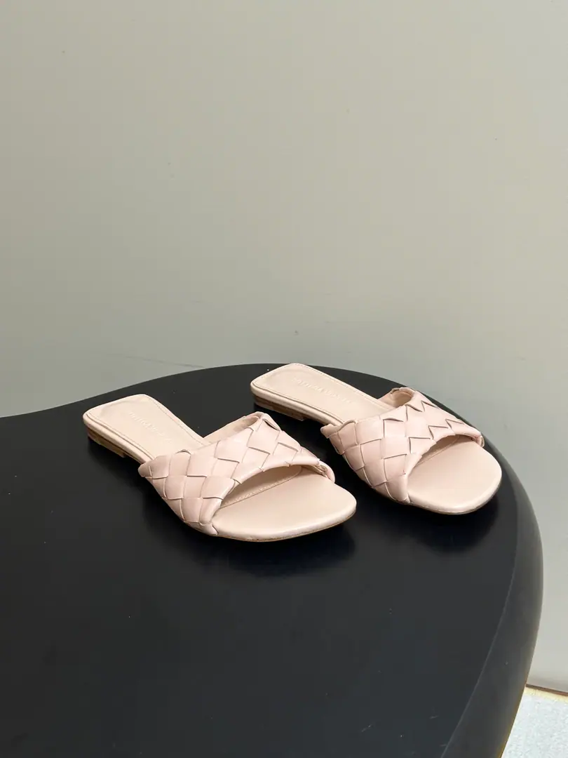 Top Quality BOTTEGA VENETA The Fluttershy. 2026Summer New Money BV LiviaMuller weaves sandals, squirts. ClassicIntrecciatoHand-weaving mythology, 12mmSoft and bottom height, ♪ Step on the loose ♪. The head is a very simple line., Low-saturated leather with a lot of gas.！Daily commute, It's all right for vacation., Low profile.logo, The quality is the best sign.！The beautiful fairy slippers are here.💥The money's gonna be tied up with Muller.！The delicate import is so soft and the skin is so strong.！Fine twisting decorations Jane is a very valuable man.！Low heels aren't tired., It's a steady walk.！Spring and summer just needed a single.！You can put on any dress., The pants are so emotional. The rich family is so full of slobber and slobber.！The Fluttershy. Bottega Veneta For every woman who walks around.. Shoe.: Customize weaves of cattle skin Inside, put your feet on the inside.: Bullskins. Shoes under the sole.: The Italian skin is a big thing. Codes: 35-39(40.41.42I'll make sure I don't change it.)