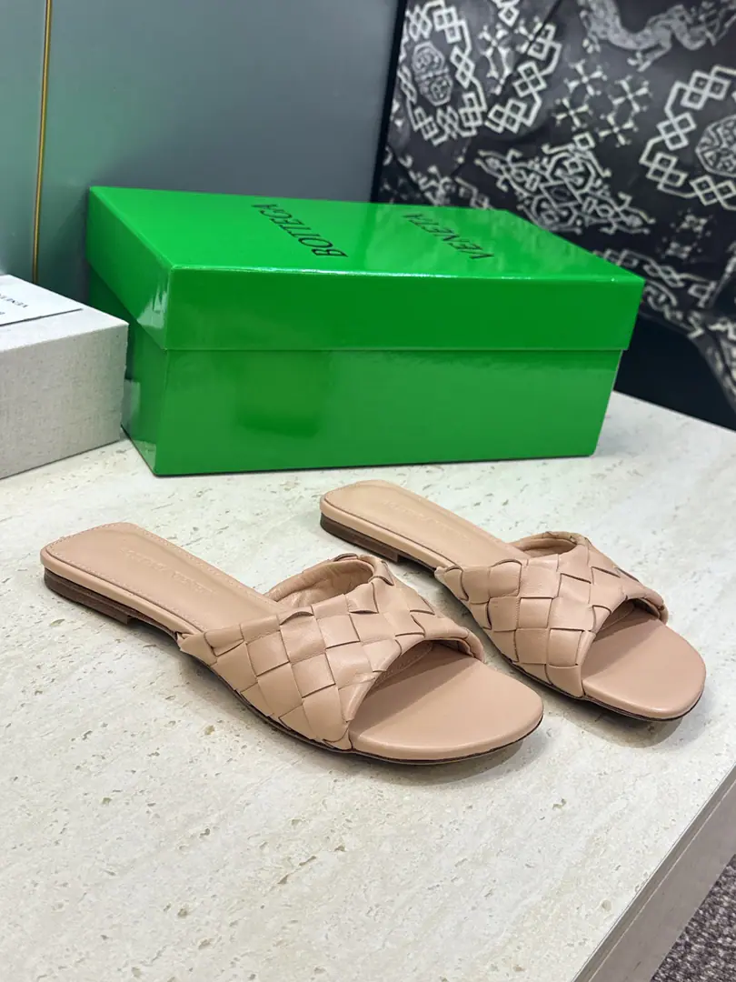 Plant prices Bottega Veneta The Fluttershy.2026Spring and summer weaver sandals. BVLetterlogoThe sandals on the bottom. Material:I'll import a cow's skin on my shoe./Import of metal cow skin+In the skin of the watered cow.+Italy is a big-ass country. Size: 35-42(40.41.42Custom without re-offer）