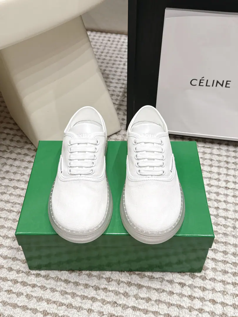 Requisition level Bottega Veneta Serena 26/Morning Autumn. White green canvas and leisure shoes. 👟 Bottega Veneta Serena This is a white, thick, white canvas., Classic low-band design., I'll use air-drain canvas on my shoe., With the white rubber soles., It's a little bit of a Jane-A-L., It's for daily leisure.. The design has a positive effect., It's comfortable., The shock is good., I'm not tired of walking for a long time.✨. It's a perfect match for a white one., It's easy to wear jeans and skirts.holdStay., Spring and summer are a good time to breathe., Student parties and commuters are perfect.！ Size: 35-39（40.41Do it.）