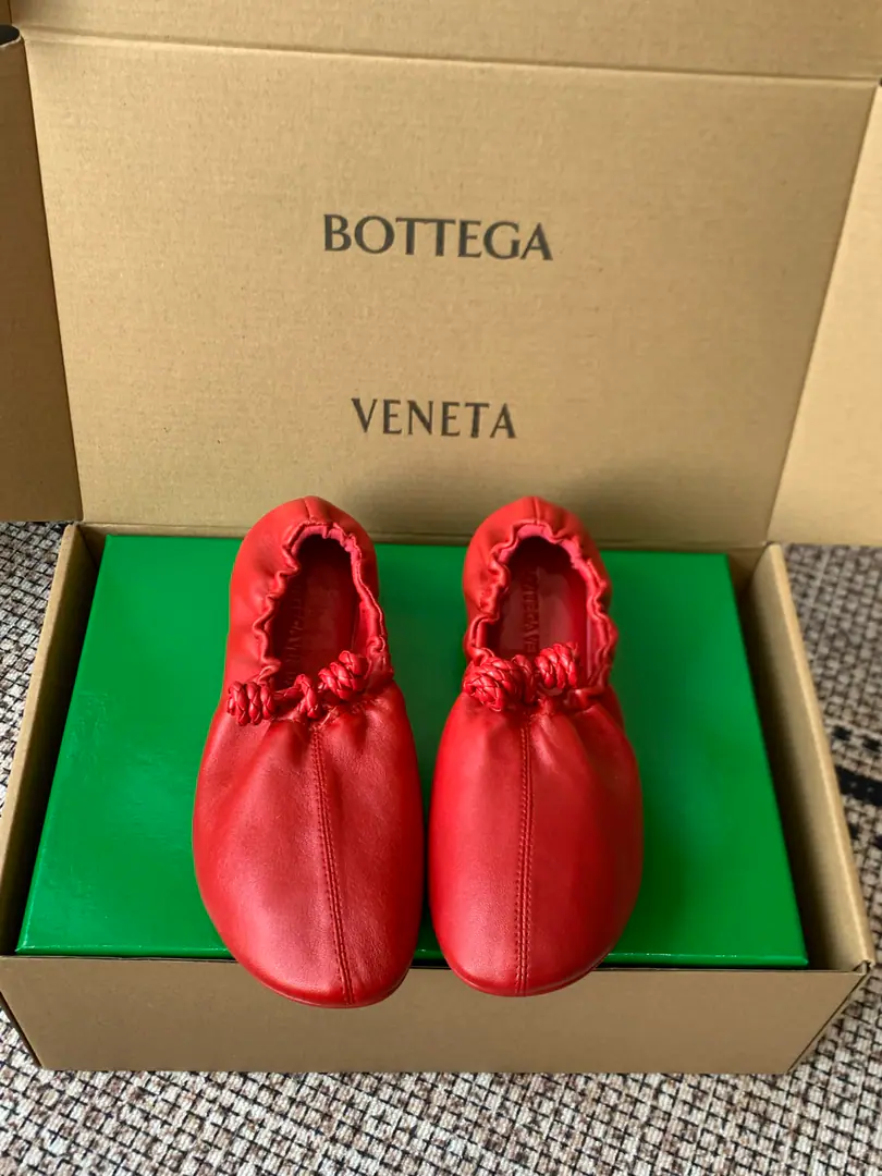 Bottega Veneta The Fluttershy.26ss Wrinkles The clouds are flat-bed shoes. The classics never pass. MatchBVA symbolic cloud wrinkle design Low profile. A proper closet with a gold-cream shoe. The whole little little little sheep's skin. ♪ My hands are soft as a cloud ♪ No hard-core squares. The upper foot is completely unconscionable. The shoe is wrinkled and wrinkled.+Hand-weaving ropes The details are simple and the design is smart. Perfectly condensed, very loosely swept wind. Shoe face, sheep's skin. A foot-stamped sheep's skin cushion. Rubber Bottom Codes: 35-40（40I'll make sure I don't change it.）