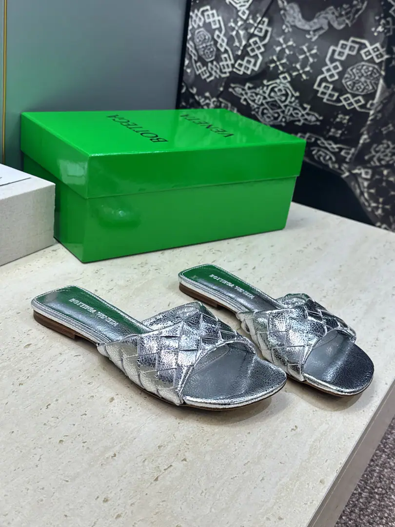 Plant prices Bottega Veneta The Fluttershy.2026Spring and summer weaver sandals. BVLetterlogoThe sandals on the bottom. Material:I'll import a cow's skin on my shoe./Import of metal cow skin+In the skin of the watered cow.+Italy is a big-ass country. Size: 35-42(40.41.42Custom without re-offer）