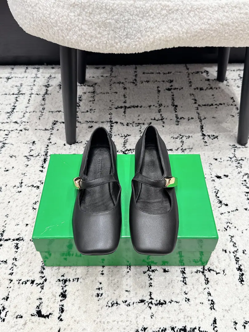 Bottega Venet*26/ The new spring and summer metal is tied to Mary Jane's shoes. A soft, smooth-looking pair of shoes., It's a weakness., Better modulate the foot line., The visual is fine and delicate., I'm so happy with the various feet.. Shoes with fine metal decorative buttons., It's a simple thing, and it's a whole thing., A perfect, easy, careful machine., It's not too much to say., The high senses are straight up.. One word with Mary Jane's classic., ♪ And the backs are firmly tied ♪, Walking and walking are not easy to slip down., And it's a balance between beauty and utility.. A shoe-type design for Asak., ♪ Sneak the legs ♪. ✔️Fabulous.: Lamb skin. ✔️Uchi.: Lamb skin. ✔️Otsumi!: It's a real piece of shit. ✔️size: 35-42（40 41 42 Custom without re-offer）