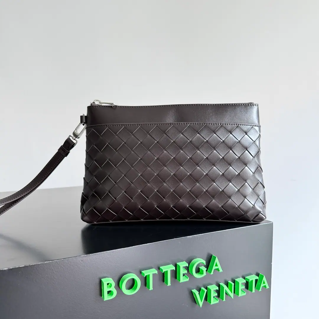 BOTTEGA VENETA 2024A new man.INTRECCIATOWeavingPRISMHandbag.BVWeavers' handbags., Persistence, Fashion is a simple atmosphere.. Increased daily ease of use with handlines, Medium Size, Bottom microwideth, The daily capacity is completely adequate., It's a handbag that can't be missed.. Crafts and crafts hand-woven, Low profile and luxury.. The skin of a cow with the top-riding skin., The capacity is super-maximum., With a stripable wristband., It's practical and light., You can go out to work with your hands full. Paragraph: 795712 Dimensions: 25*17*4cm