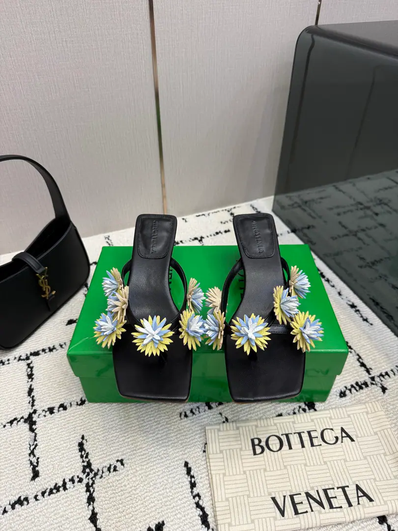 Top-level high-end version Repurchase Quality BottegaVeneta2026ssShoes.. BVThe money's a big deal., ins&Little Red Books are super-hot.！The upper foot is so sexy.！It's so beautiful.！There's a reason to get a fashion wind., The comfort of being trapped. It's not heavy, it's not tired., Original custom fabric Compare market top version. This big knitting shoe is so sophisticated.！You're a good-looking, fairy. It's a fashionable and design-oriented thing. And they're all very, very well worn., Especially with a skating tape cushion on the bottom of his heels., It's practical and qualitative., It's a good job for a working family.💃🏻 Comfortable design with inner courage. It's a great design. One of them is a personality. The tide of the monolith. Use Italian skin. Bio-plastic process Slippery comfort. He's tall.: 5cmand9cm Codes:35-39（34.40.41.42.43Do it., No, no, no, no, no.） Packaging: Top-level high-end package