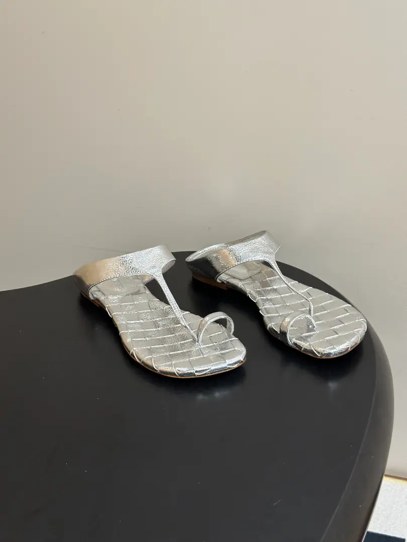 Top Quality BOTTEGA VENETA The Fluttershy. 2026Summer New Money BV Livia The toes weave the sandals with the toes on the bottom. ClassicIntrecciatoHand-weaving mythology, 12mmSoft and bottom height, ♪ Step on the loose ♪. The head is a very simple line., Low-saturated leather with a lot of gas.！Daily commute, It's all right for vacation., Low profile.logo, The quality is the best sign.！The beautiful fairy slippers are here.💥The money's gonna be tied up with Muller.！The delicate import is so soft and the skin is so strong.！Fine twisting decorations Jane is a very valuable man.！Low heels aren't tired., It's a steady walk.！Spring and summer just needed a single.！You can put on any dress., The pants are so emotional. The rich family is so full of slobber and slobber.！The Fluttershy. Bottega Veneta For every woman who walks around.. Shoe.: Customize weaves of cattle skin Inside, put your feet on the inside.: Bullskins. Shoes under the sole.: The Italian skin is a big thing. Codes: 35-39(40.41.42I'll make sure I don't change it.)